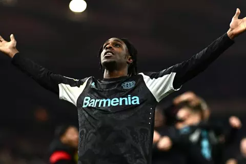 فريمبونج يصل إلى إنجلترا لإتمام انتقاله إلى ليفربول